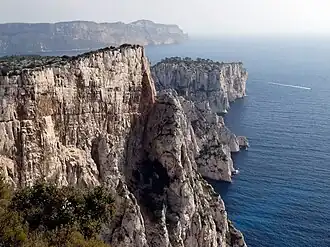 Blick entlang der Küstenlinie bei den Felsen von Devenson