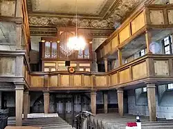 Blick auf Orgel und Schiff