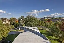 Foto zeigt eine Luftaufnahme der TWIST-Schalen als Dach-Wand-Konstruktion mit Dachlichtband