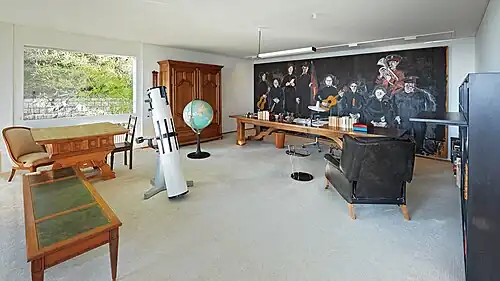 Das Büro in der zweiten Villa, an der Wand: Die Heilsarmee, seines Freundes Varlin, 1964