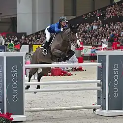 Rick, Ständer mit senkrechter Eisenschiene mit Löchern für die Auflagen