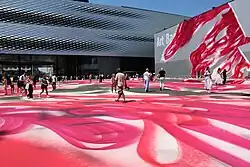 Choir, Installation von Katharina Grosse auf dem Messeplatz der Art Basel (2025)