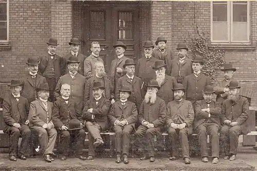 Kollegium am Christianeum 1908, Arnoldt 5. v. links, vorne