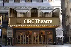 Die Fassade eines Theaters in Chicago mit viel Werbung für eine Hamilton-Inszenierung