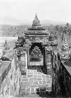 Blick auf das Tor oben auf der überdachten Treppe des Boroboedoer