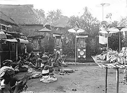 Frauen beim Gebet unter der Leitung einer Priesterin