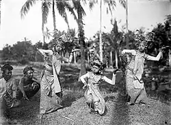 Porträt von drei balinesischen Tänzerinnen