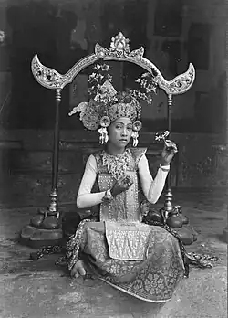 Porträt einer sitzenden balinesischen Tänzerin