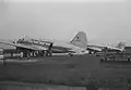 DC-3 der Skyways International auf dem Flugfeld Mandai (1948)