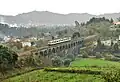 CP 592 auf der Fahrt über das Viadukt von Durrães