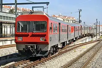 Triebwagen (Nummer 9635) des Typs CP–9630 an der Betriebsmittelüberladerampe im Bahnhof Aveiro