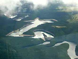 Luftaufnahme der Urfttalsperre, im Vordergrund der Obersee in der Mitte die Staumauer