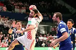 CRO – ISL: Kroatiens Superstar Ivano Balić beim erfolgreichen Wurf, Arnór Atlason (links) kommt zu spät.