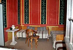 Kleinerer Schlafraum mit mehreren Betten