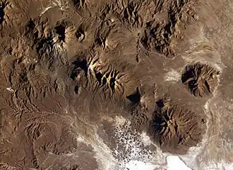 Cerro Pumiri (Bildmitte rechts) neben dem Cerro Pariani (rechts unten) (Foto der ISS-Expedition 9)
