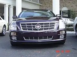 Markantes Merkmal nach der Überarbeitung: der größere und unterteilte Kühlergrill