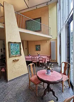 Café Wunderkammer mit Stickbildern von Vera Sous