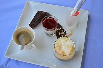 Café gourmand mit Brownie, Panna Cotta und Ile flottante.