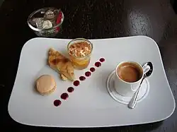 Café gourmand mit Macaron.