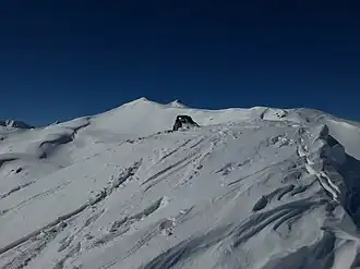 Steinmann auf dem Hanengretji, im Hintergrund das Chörbsch Horn