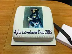 Mit Zuckerguss verzierter Kuchen mit dem ikonischen Porträt von Ada Lovelace und dem Text „Ada Lovelace Day 2013“.