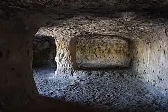 Höhle 14: Stufe im Boden