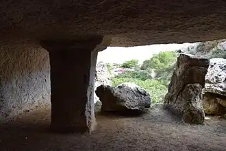 Höhle 2: Blick zur eingestürzten Fassade