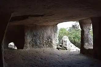 Höhle 3: links der Durchstieg zur Höhle 2; ganz rechts der originale Eingang