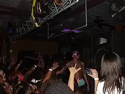 Cali Swag District bei einem Livekonzert 2010