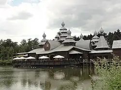 Gebäude im russischen Holzbaustil