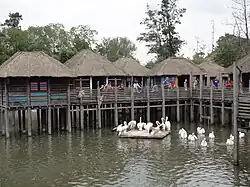 Nachbildung eines afrikanischen Stelzendorfs