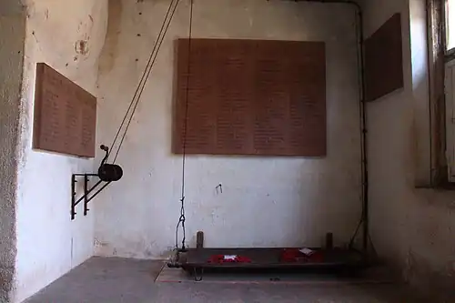 Leichenaufzug zum Krematorium mit Gedenktafeln