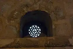 Rundfenster mit Davidstern und Johanniterkreuz in der Apsis