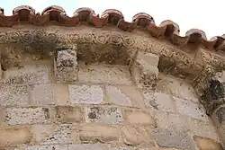 Kragsteine am Dachansatz der Apsis