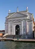 Verschiedene Giebelmotive an einer Renaissance-Blendfassade (Il Redentore in Venedig, Andrea Palladio, ab 1577)