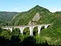 Die Eisenbahnbrücke der Bahnstrecke Aulla Lunigiana–Lucca nahe der Mündung des Edron in den Serchio.