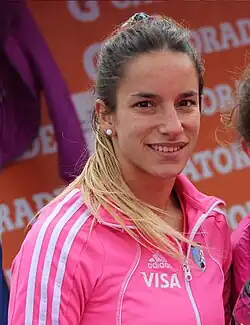 Pilar Campoy trägt eine pinke Trainingsjacke.