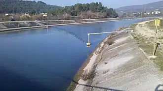 Der Kanal Électricité de France bei Le Puy-Sainte-Réparade