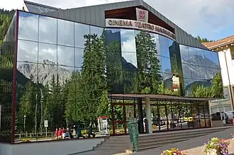 Kino (mit Spiegelung der Berge)