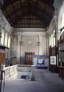 Die Haupthalle 1990, vor Schließung des Gebäudes als Bahnhof