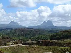 Blick von der Straße zwischen Lochinver und Stoer nach Osten zum Canisp (links) und Suilven (rechts)