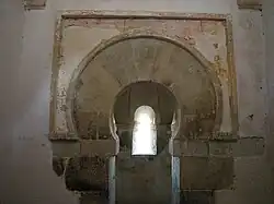 San Miguel de Celanova, mozarabischer Hufeisenbogen mit Alfiz und nicht konzentrischen Bogenlinien