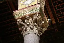 Säule mit verziertem Kapitell und Mosaiken