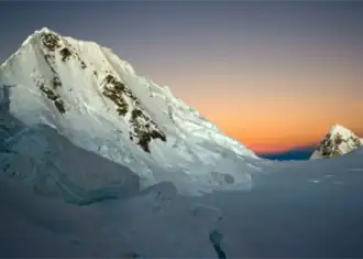 Blick vom Alpamayo-Hochlager zum Quitaraju (links)