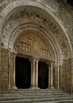 Narthexportal mit Tympanon