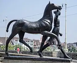 Carl Burckhardt (1878–1923), auch Carl Nathan Burckhardt genannt. Skulptur. Amazone, Pferd führend. Geschenk des Basler Kunstvereins, 1926, Standort, Schifflände, Basel