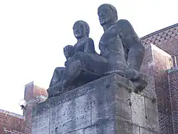 Links Planetengruppe Venus und Saturn, rechts Planetengruppe Mars und Jupiter. Ehrenhof Düsseldorf, 2012