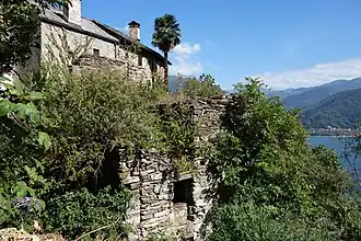 Carmine Superiore mit Blick auf den Lago Maggiore und die Berge der Lombardei