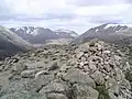 Der Gipfelcairn des Càrn a’ Mhàim, Blick nach Norden auf den Ben Macdui (rechts), den Lairig Ghru (Mitte) und den Braeriach (links)