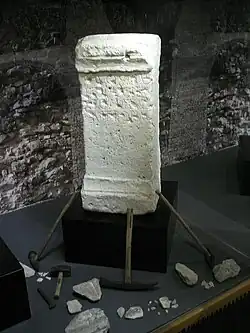 Umarbeitung eines römischen Weihealtars zu einer Spolie, Museum Carnuntinum, Österreich